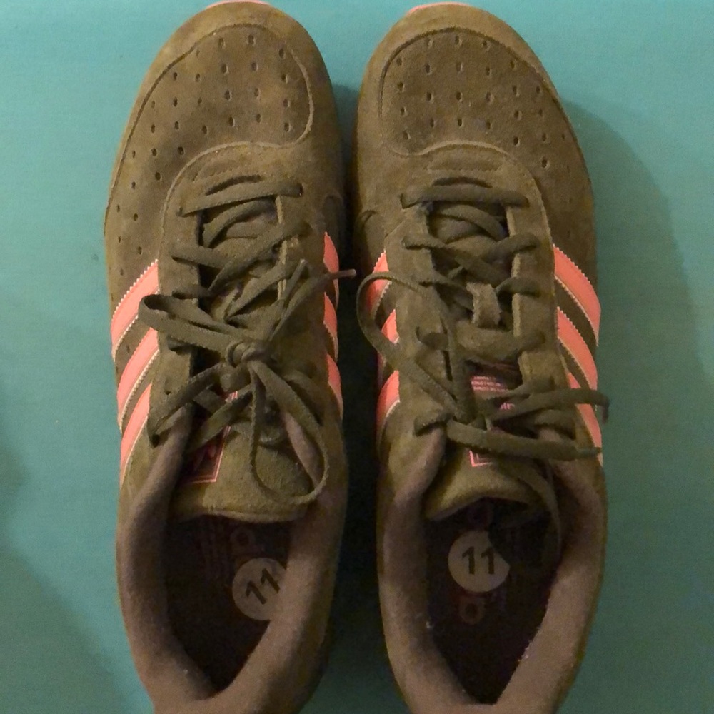 Nice SUEDE AND NEVER worn WMNS Adidas